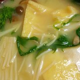 シメジと油揚げエノキ水菜のお味噌汁